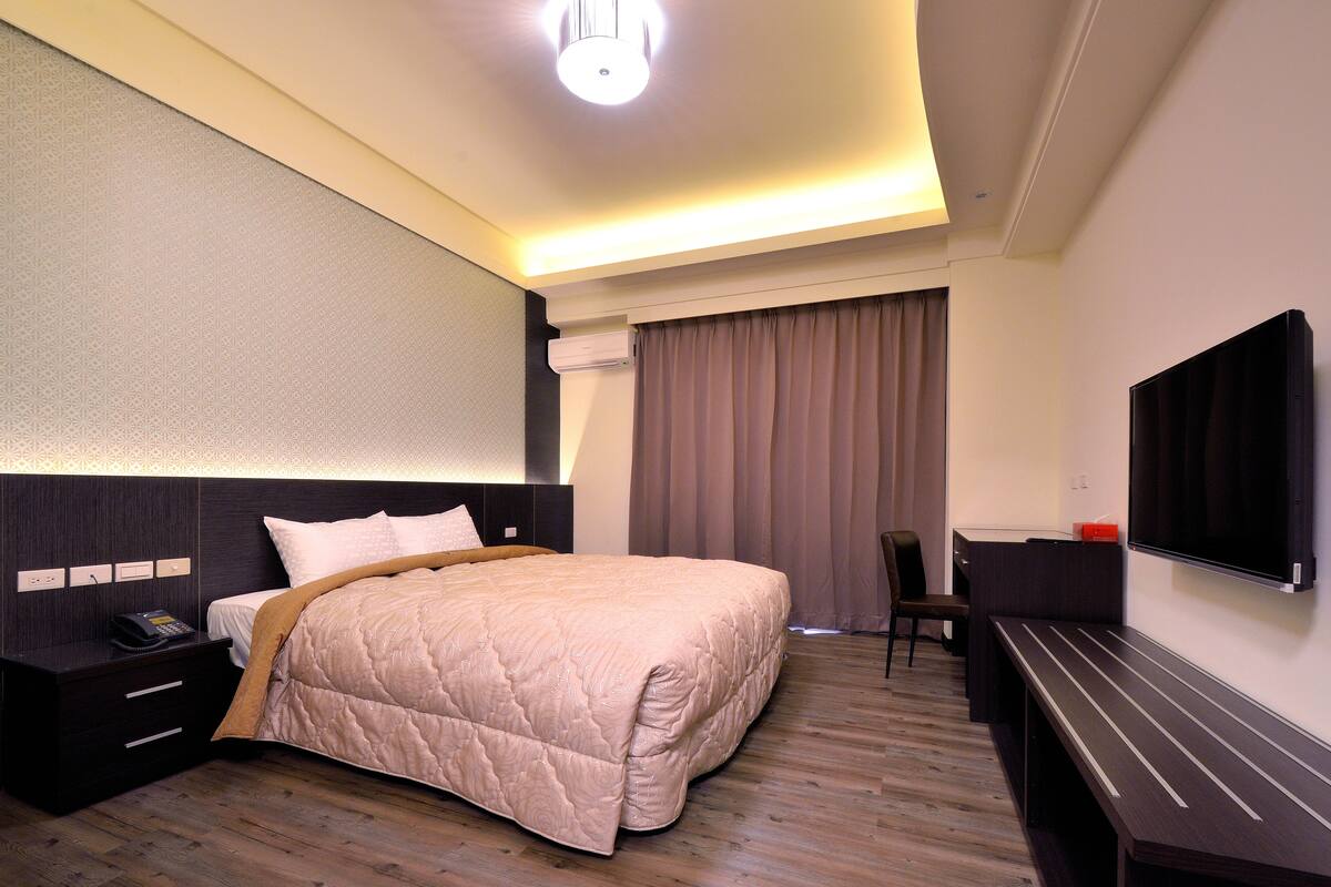 Quarto casal econômico | Edredons de pluma, escrivaninha, cortinas blackout, Wi-Fi de cortesia