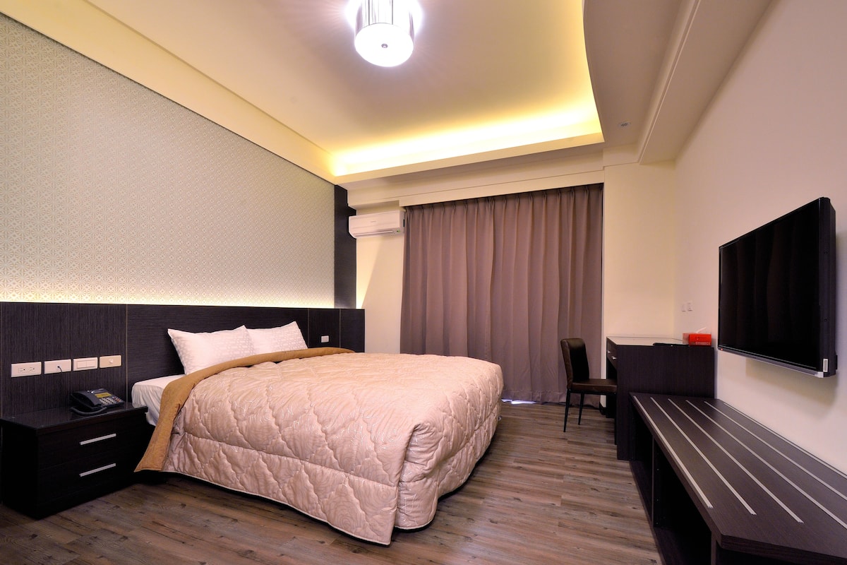 Chambre Double Économique | Couette en duvet d'oie, bureau, rideaux occultants, Wi-Fi gratuit