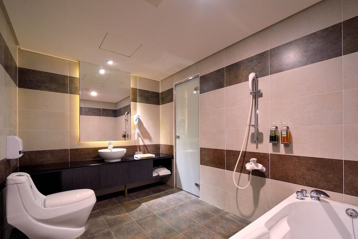 design double room, bathtub | bathroom | free toiletries, hair dryer, slippers, towels