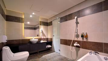 Design Double Room, Bathtub | Bathroom | Free toiletries, hair dryer, slippers, towels