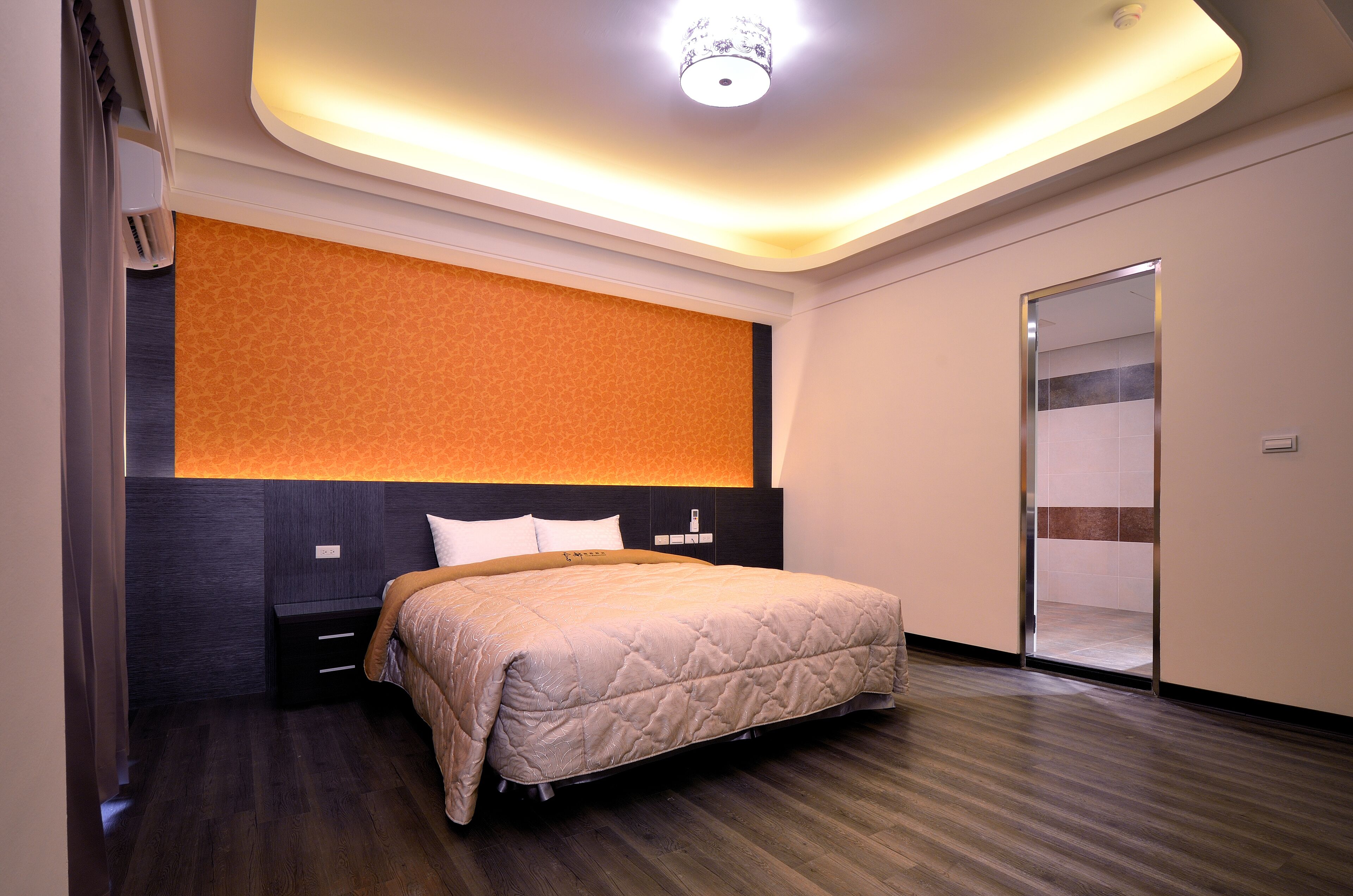 design double room, bathtub | down duvets, desk, blackout curtains, free wifi