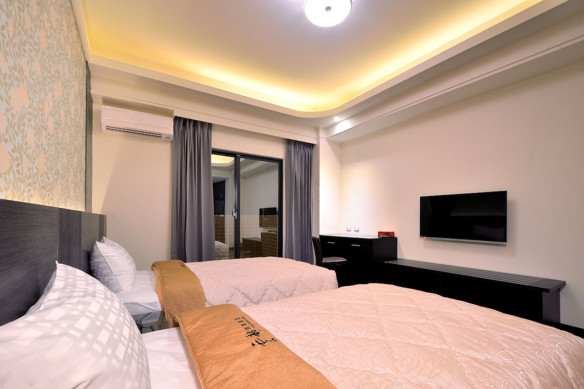 Edredons de pluma, escrivaninha, cortinas blackout, Wi-Fi de cortesia