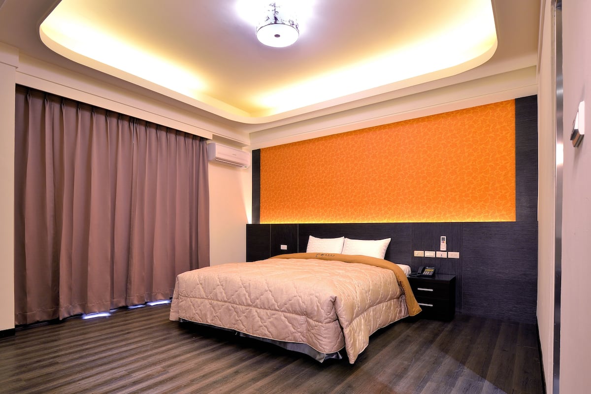 Chambre Double Design, baignoire | Couette en duvet d'oie, bureau, rideaux occultants, Wi-Fi gratuit