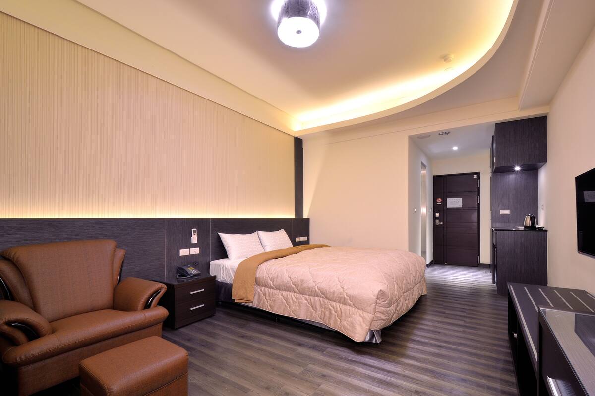 Quarto casal empresarial | Edredons de pluma, escrivaninha, cortinas blackout, Wi-Fi de cortesia