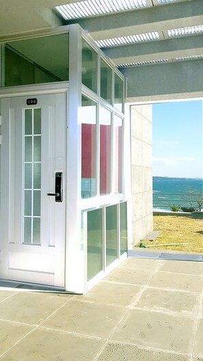 Panoramic House, Ocean View (Hill) | Living area | 40-inch Smart TV with cable channels, TV, heated floors - Jeju Witch's Hill (Seogwipo)