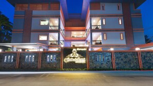 Un hotel de varios pisos con un cartel llamativo que dice "Chateau de Lami".