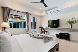 Quarto luxo, vista para a piscina | Cofres nos quartos, escrivaninha, Wi-Fi de cortesia