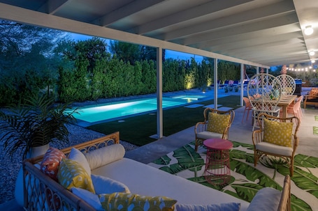 ํ์ฐ์ค, ์นจ๋(์ฌ๋ฌ ๊ฐ) (The Modernist Retreat) | ์์์ฅ