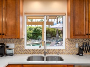 Casa, varias camas (Modern Loma Vista) | Cocina privada | Horno, tostadora y utensilios de cocina