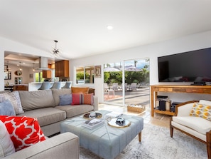House, Multiple Beds (Modern Loma Vista) | Living room