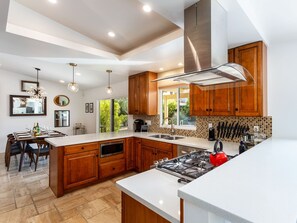 Casa, varias camas (Modern Loma Vista) | Cocina privada | Horno, tostadora y utensilios de cocina