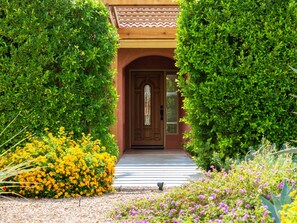 Casa, varias camas (Modern Loma Vista) | Exterior