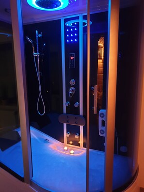 Bathtub, jetted bath, hair dryer, towels - Whirlpool, sauna, steam bath, (Fleringen)