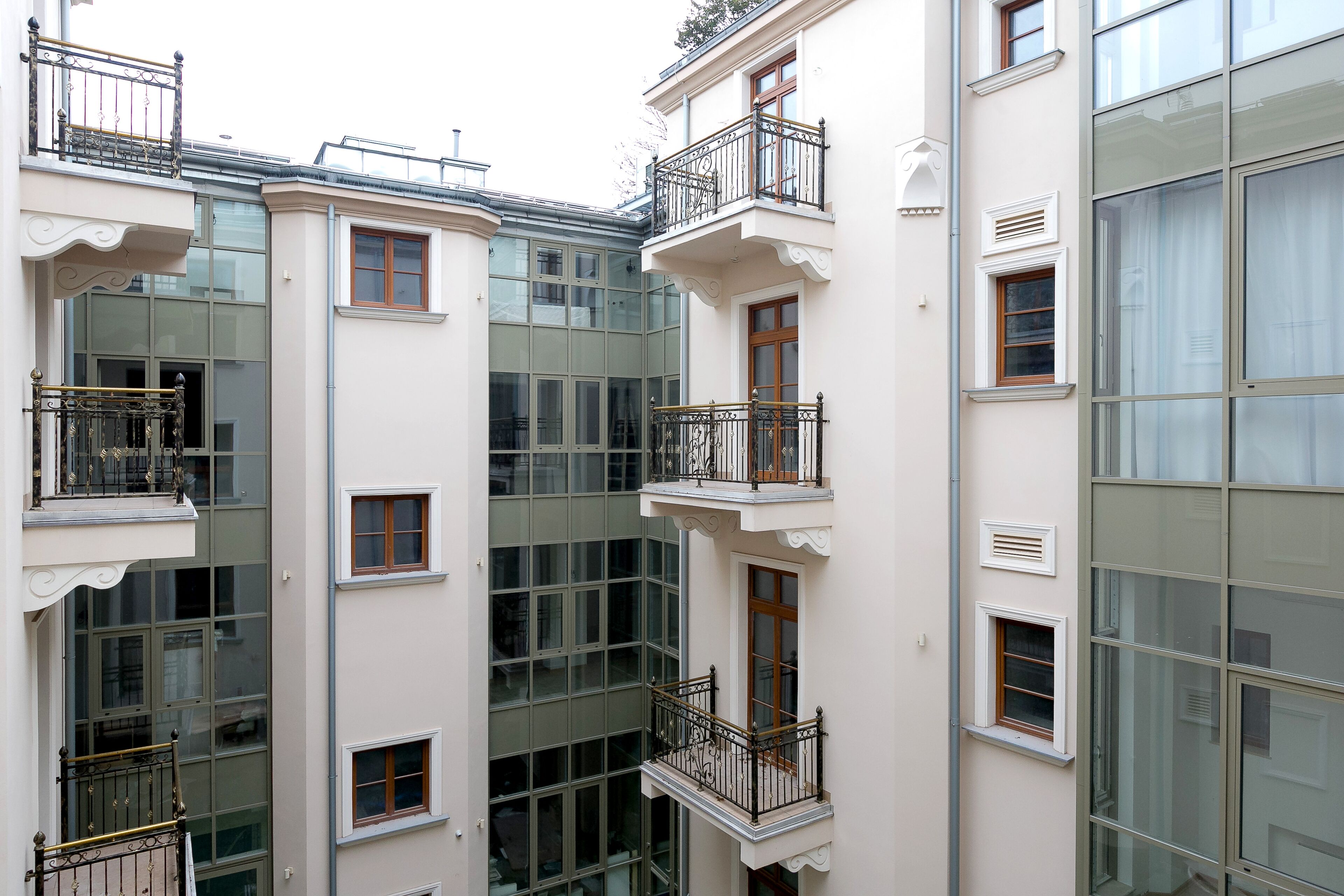 Ein mehrstöckiges Gebäude mit Balkonen, großen Fenstern und modernem architektonischen Design.