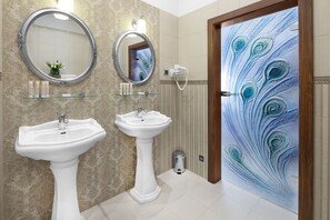 Hair dryer, bidet, towels, soap - Ventus Rosa Boutique Aparthotel (Kraków)