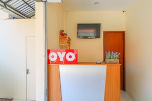 Reception - Hotel O Nan Berlian Inn (Kuta)