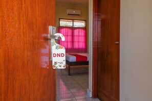 Standard Double Room | Desk, free WiFi, bed sheets - Hotel O Nan Berlian Inn (Kuta)