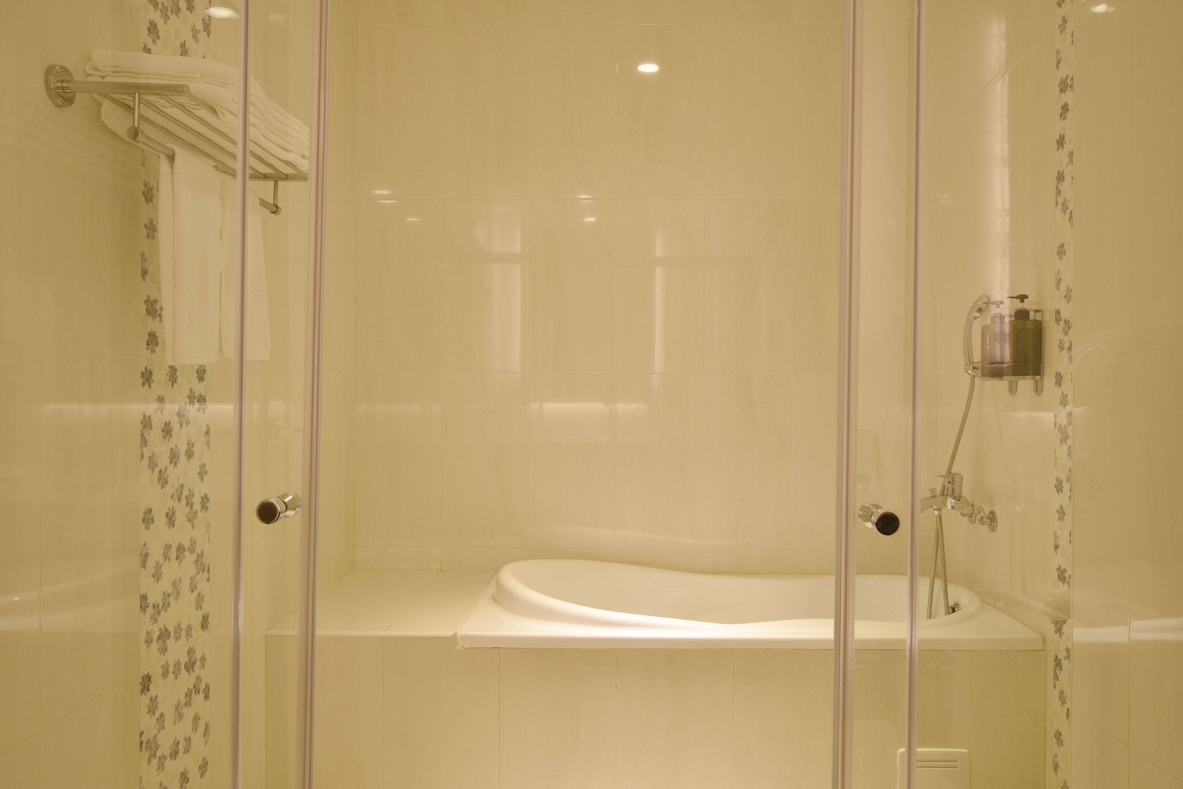 standard double room, bathtub | bathroom | shower, free toiletries, hair dryer, slippers