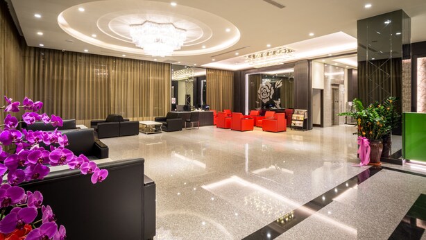 A modern lobby with a polished floor, seating areas, and a reception desk. - Midu Business Hotel (Xiluo)
