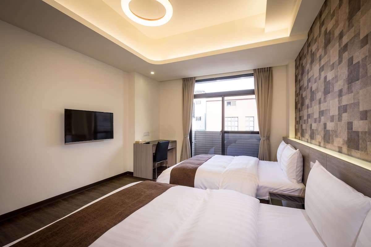 Habitación cuádruple estándar | Edredón, escritorio, insonorización y wifi gratis