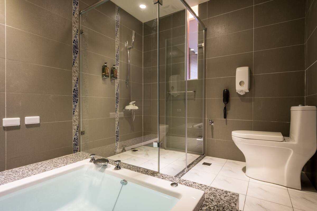 design double room, jetted tub | jetted bathtub