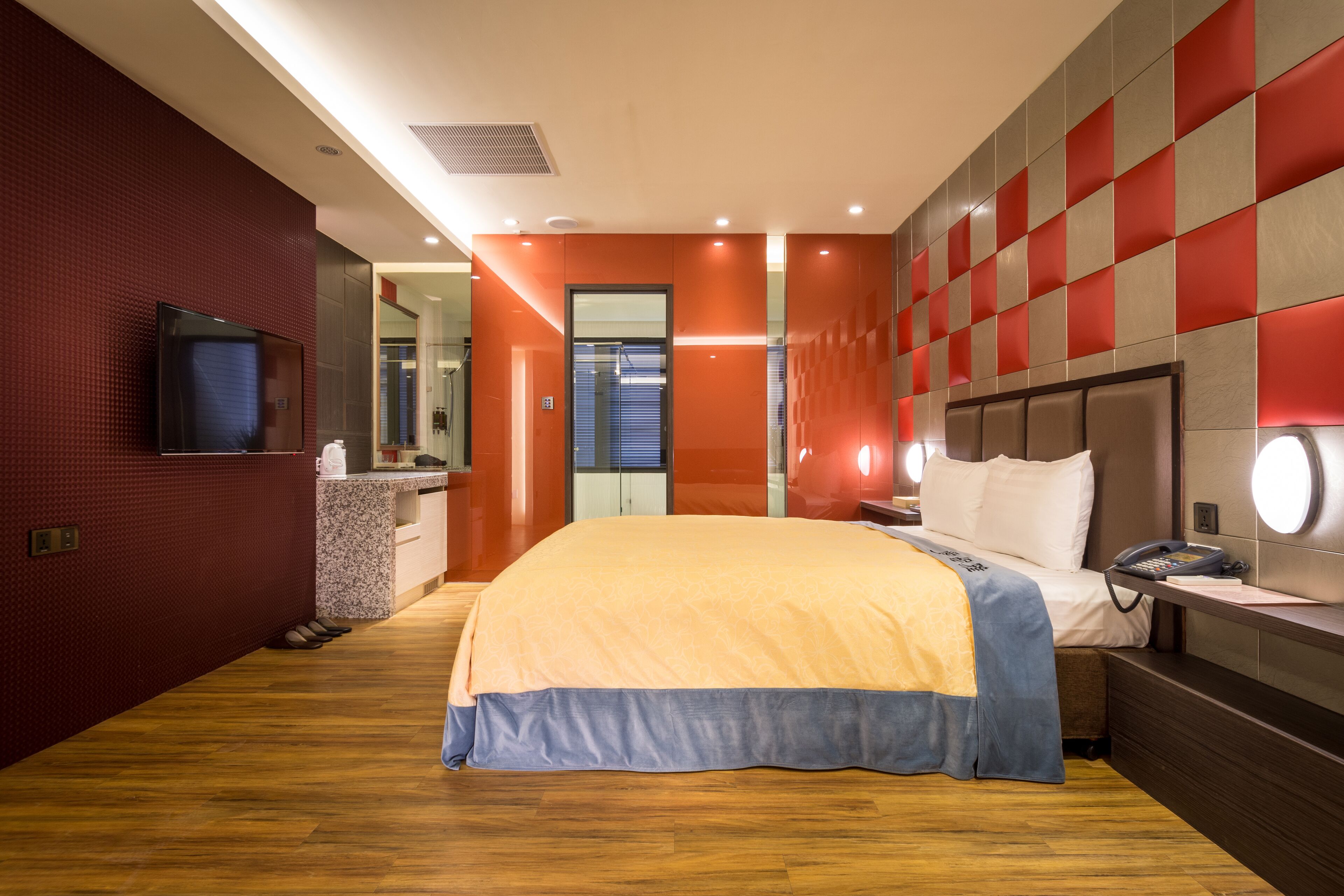 exclusive double room, jetted tub | individually decorated, desk, free wifi