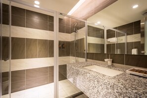Habitación Business doble | Baño | Artículos de higiene personal gratuitos, secador de pelo y zapatillas