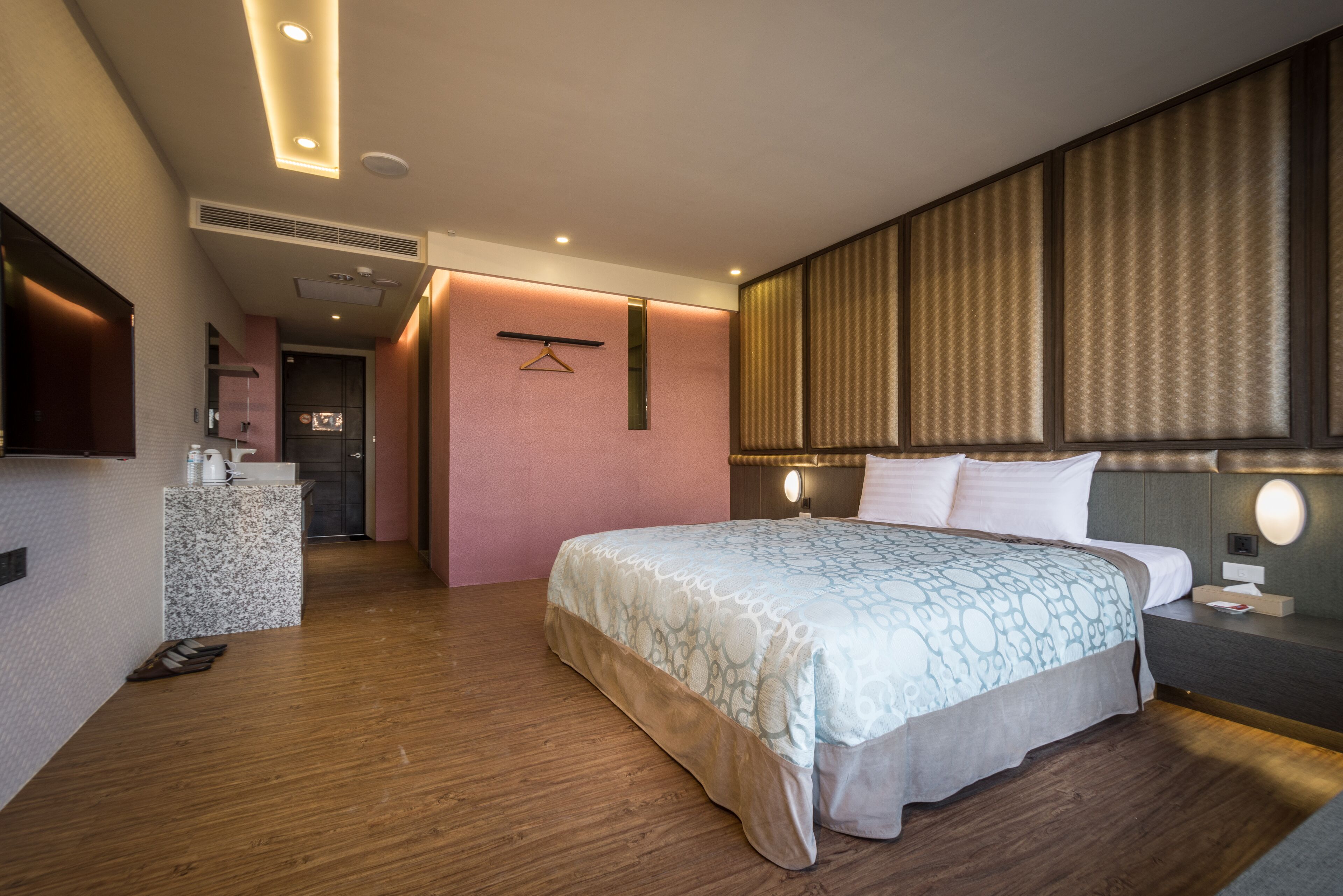 design double room, jetted tub | individually decorated, desk, free wifi