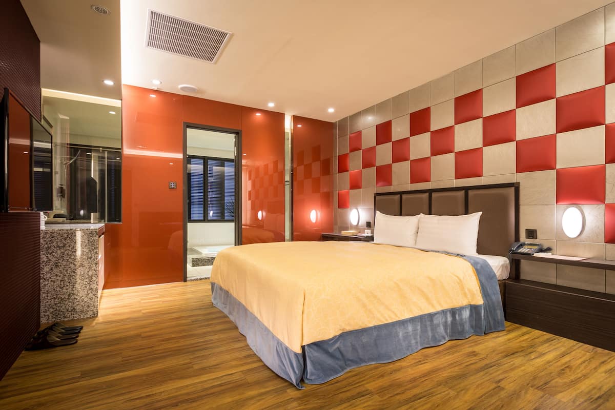 exclusive double room, jetted tub | individually decorated, desk, free wifi