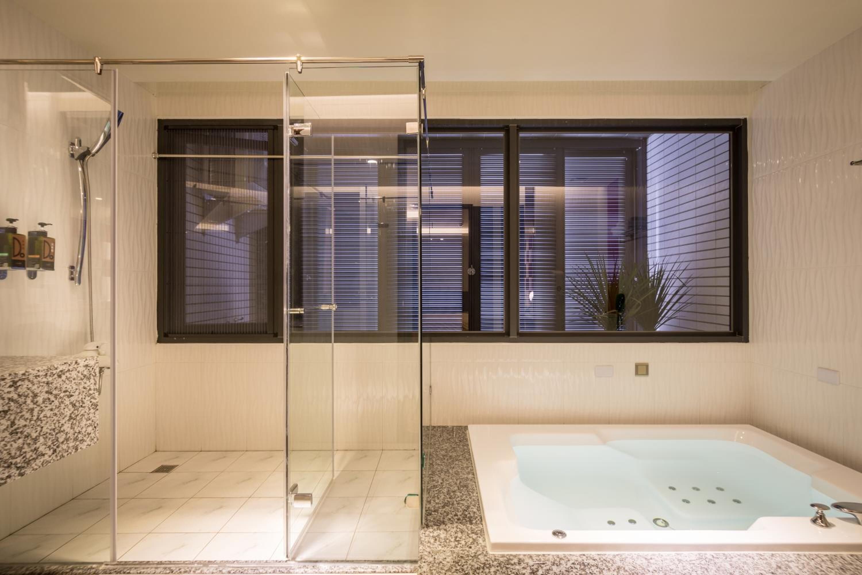 Amenidades de baño gratuitas, secadora de cabello, pantuflas, toallas 