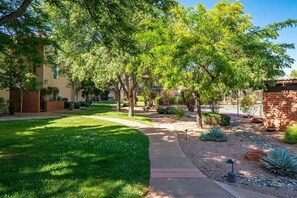 Property grounds - Beautiful Condo! Community Pool and Hot Tub! OCE C (Sedona)