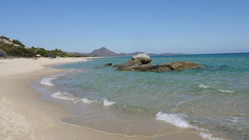 Sulla spiaggia, lettini da mare