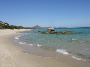 På stranden og solsenger