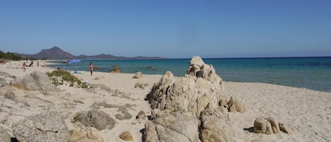 Sulla spiaggia, lettini da mare