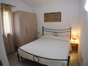 2 soverom, safe på rommet, strykejern/-brett og reiseseng for barn