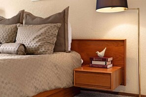 2 habitaciones, escritorio, tabla de planchar con plancha y wifi gratis 