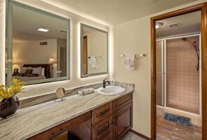 Bathtub, hair dryer, towels, shampoo - Home with Golf Course Views! Klondike - S030 (Sedona)