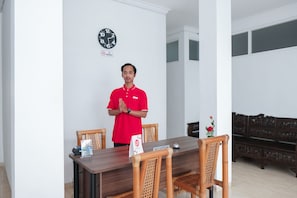 Lobby - Oyo 1454 111 Residence (Batu)