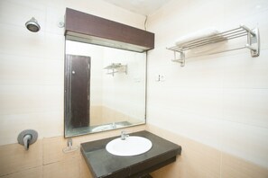 Shower, towels - OYO 1724 Hotel Sembilan Sembilan (Banjarmasin)
