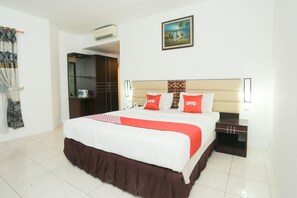 Deluxe Suite | Desk, free WiFi, bed sheets - OYO 1724 Hotel Sembilan Sembilan (Banjarmasin)