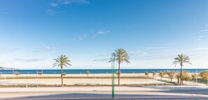 بالقرب من الشاطئ