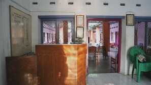 Reception - OYO Life 1972 Aman Family Inn Syariah (Ponorogo)