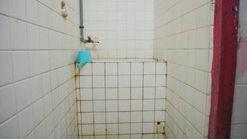 Habitación económica con 2 camas individuales | Baño | Ducha y toallas
