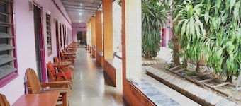 OYO Life 1972 Aman Family Inn Syariah