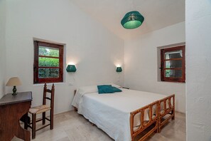 5 bedrooms, iron/ironing board, travel cot, free WiFi - Villa Giuliana - Rare Beachfront Villa - Direct private access to sandy beach (Torre Delle Stelle)
