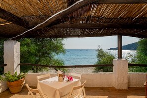 Outdoor dining - Villa Giuliana - Rare Beachfront Villa - Direct private access to sandy beach (Torre Delle Stelle)