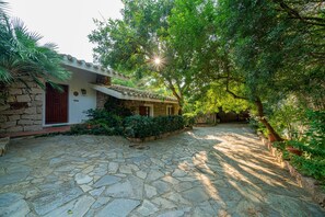 Exterior - Villa Giuliana - Rare Beachfront Villa - Direct private access to sandy beach (Torre Delle Stelle)