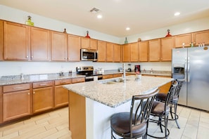 Geladeira, micro-ondas, cooktop, lava-louças