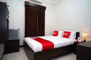 Standard Double Room | Free WiFi, bed sheets - OYO 2038 Jasmine Guest House Balikpapan (Balikpapan)
