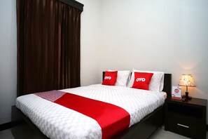 Standard Double Room | Free WiFi, bed sheets - OYO 2038 Jasmine Guest House Balikpapan (Balikpapan)